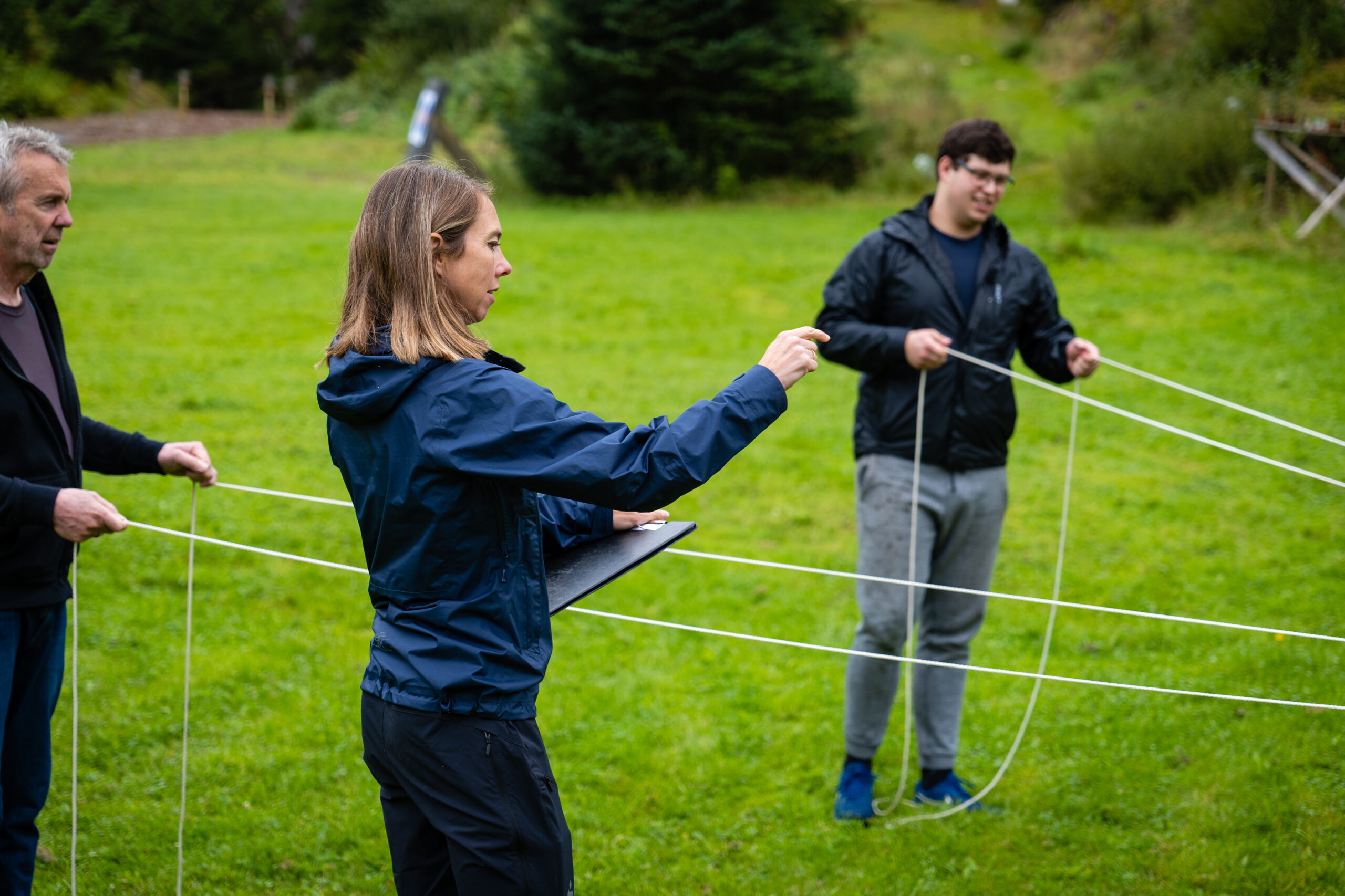 Deltakere blir instruert til å lage en god plan før teambuildingsoppgave