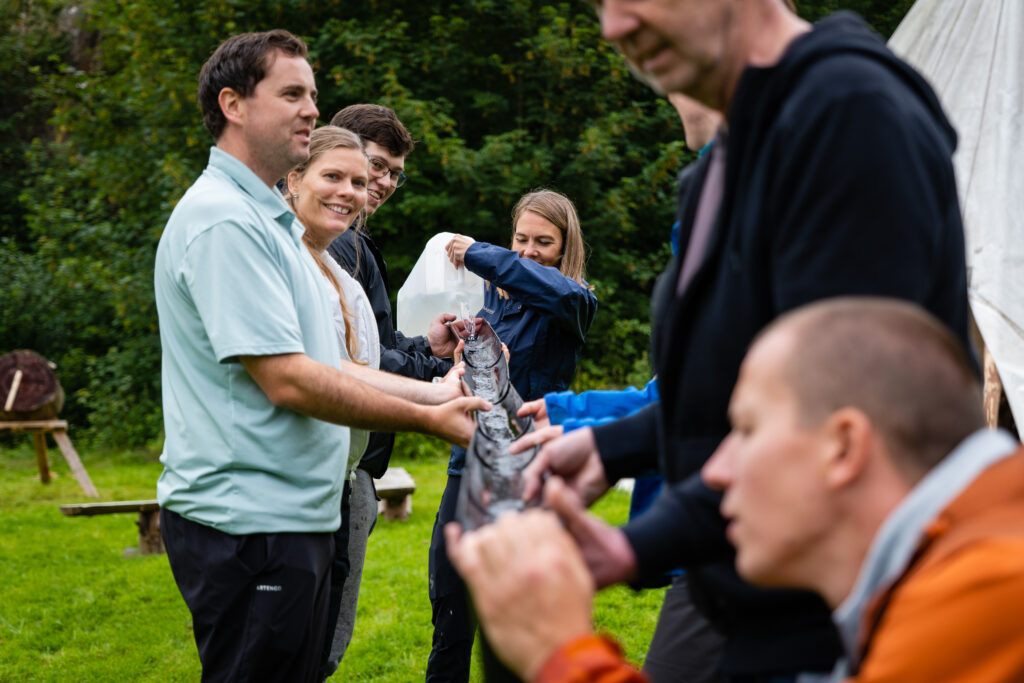 Engasjerende teambuilding-aktivitet i Bergen: Perfekt for blåtur og lagarbeid. Utforsk kreative løsninger og samarbeid i naturskjønne omgivelser med Sotra Villmarksenter