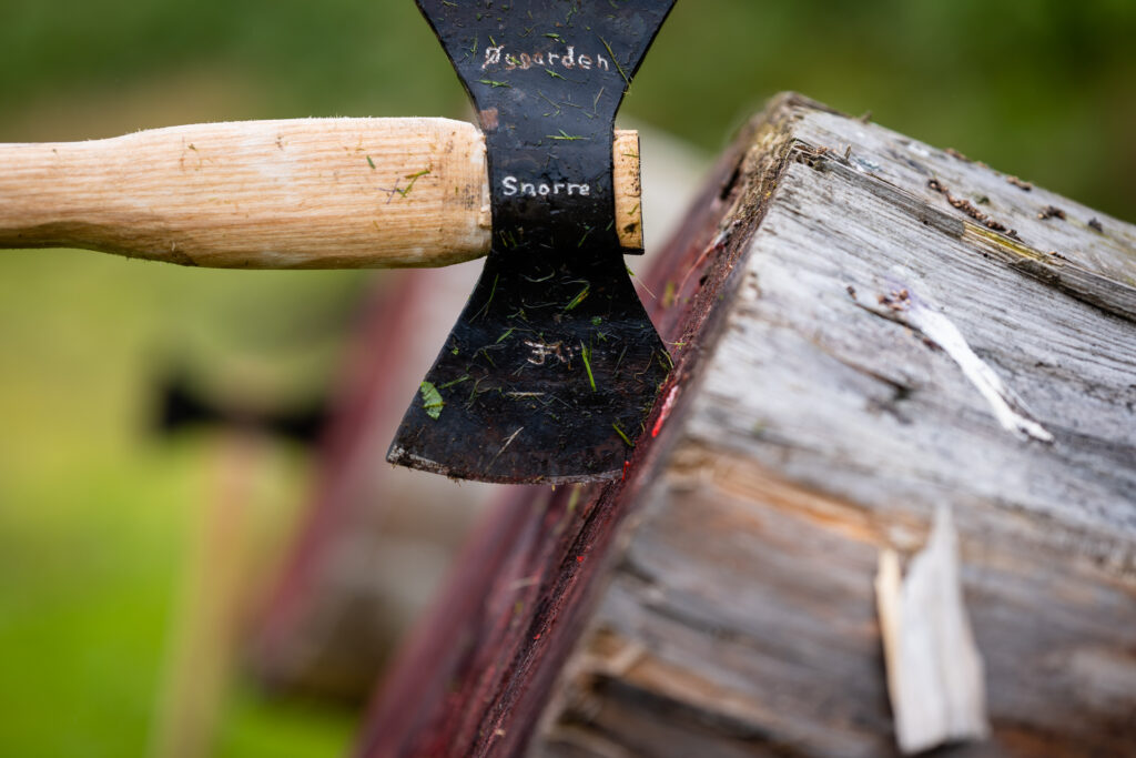 Øksekasting er en populær aktivitet på blåtur i bergen